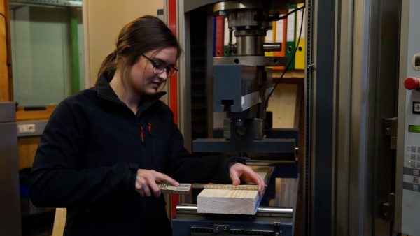 Lehrling des Monats ist Holztechnikerin Lehrling des Monats ist Holztechnikerin