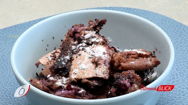Schokoladiger Kaiserschmarren mit Heidelbeeren
