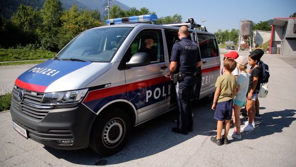 Kinder lernen Alltag der Polizei kennen