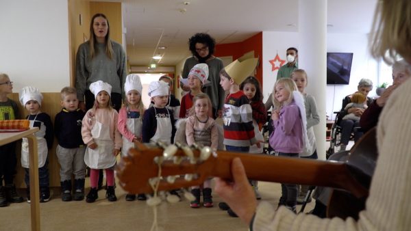 Kinder singen für Senioren im Pflegeheim Kinder singen für Senioren im Pflegeheim