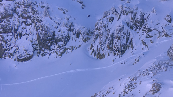 Mit den Skiern und dem Snowboard über Felsen und steile Hänge: die Freeride World Tour 2023.
