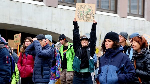1100 Demonstrierende gehen in Innsbruck auf die Straße. 